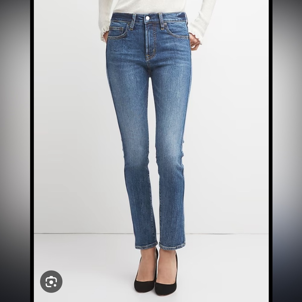 GAP Straight Leg Jeans in Medium Blue Wash